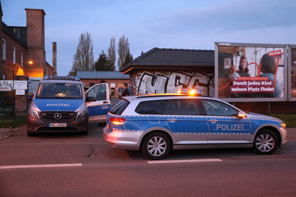 In Rostock gab es einen Großeinsatz. Zwei Männer fanden in der Nacht zum heutigen Donnerstag beim Aufräumen hochgiftiges Quecksilber.