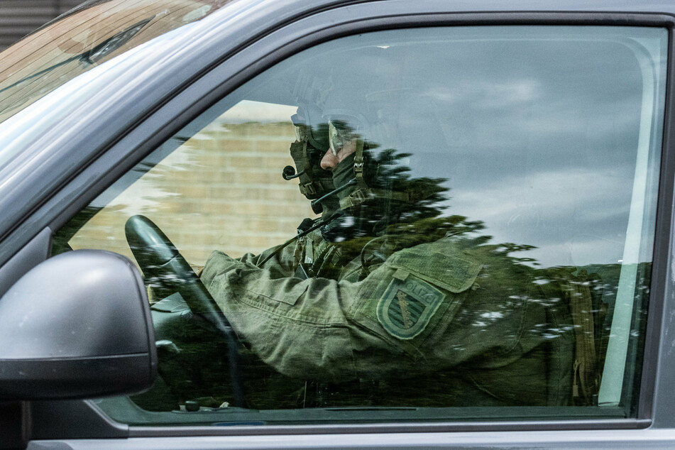 Razzia in Sachsen: Elitesoldat in U-Haft, Untersuchungen dauern an