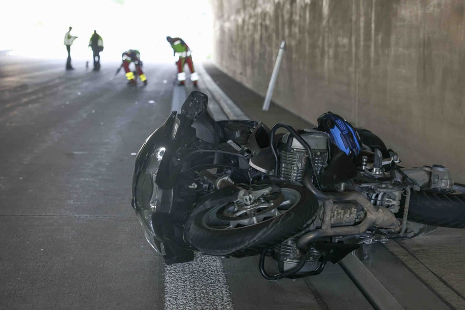 Unfall A17: Biker nach Kollision auf A17 schwer verletzt: Autofahrer rast davon, Polizei sucht Zeugen!