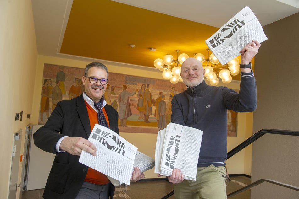 Christoph Dittrich (59) und Stefan Schmidtke (57) zeigen die Programmzeitung zum "Theater der Welt".