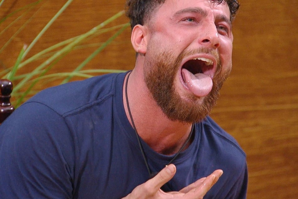 Umut schluckt Schnecken.