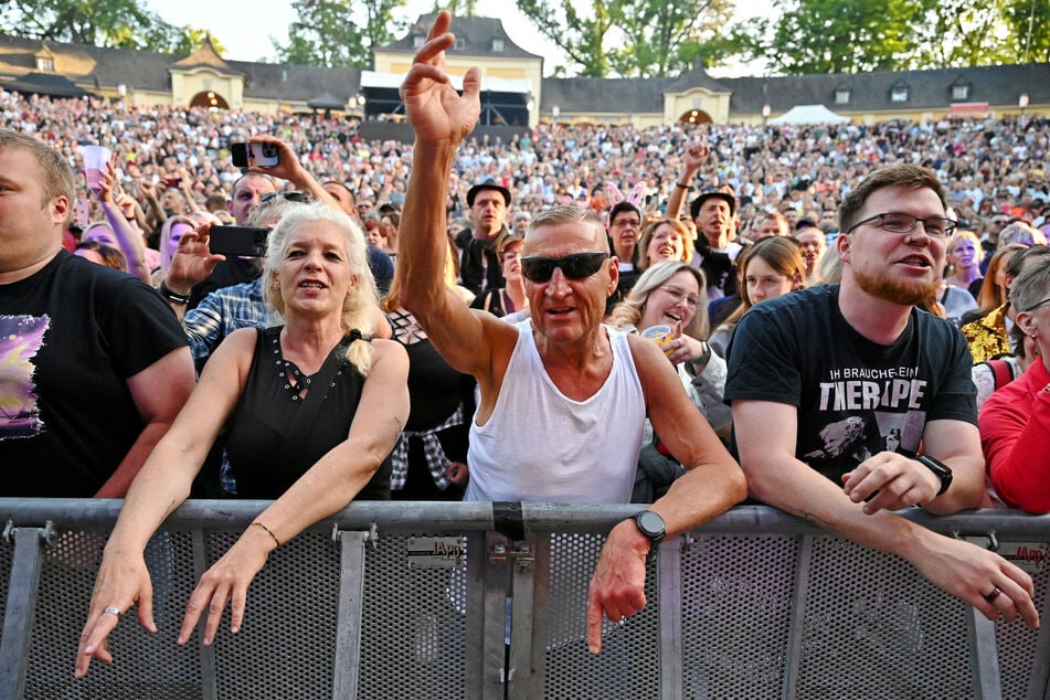 Die Reim-Fans in der ersten Reihe fühlen die Musik.