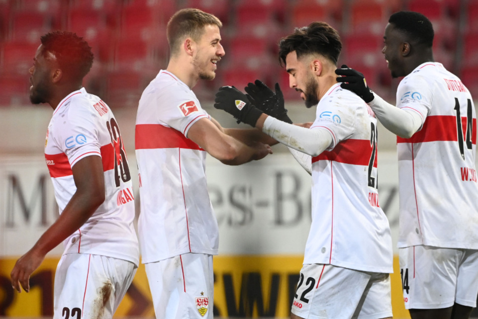 Waldemar Anton (24, 2. v. l.) und Silas Wamangituka (21, r.) gratulieren VfB-Angreifer Nicolas Gonzalez (22) zu seinem Treffer zum zwischenzeitlichen 1:1.