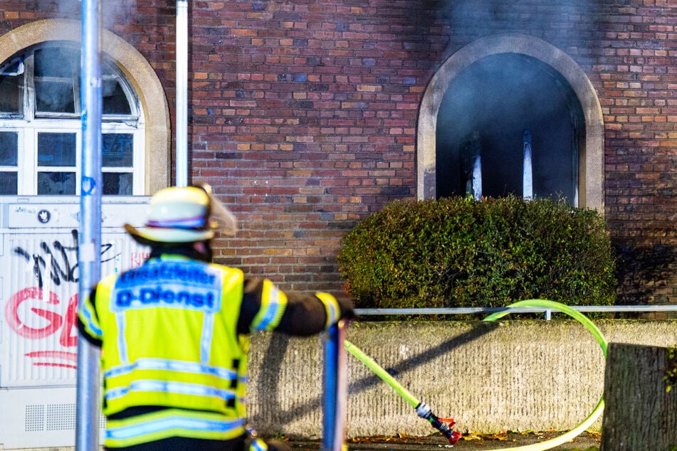 Mehrere Menschen wurden von der Mainzer Feuerwehr aus dem brennenden Haus gerettet.