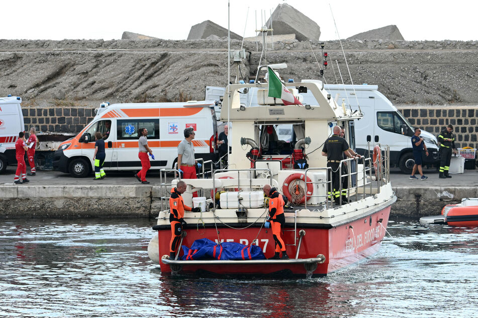 Taucher des italienischen Feuerwehrkorps konnten auch die letzte Leiche mittlerweile aus dem Meer bergen.