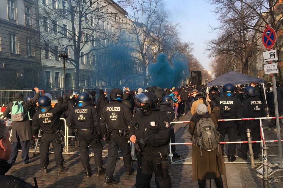 Hunderte Teilnehmer demonstrieren gegen die Räumung der Kiez-Kneipe "Meuterei".