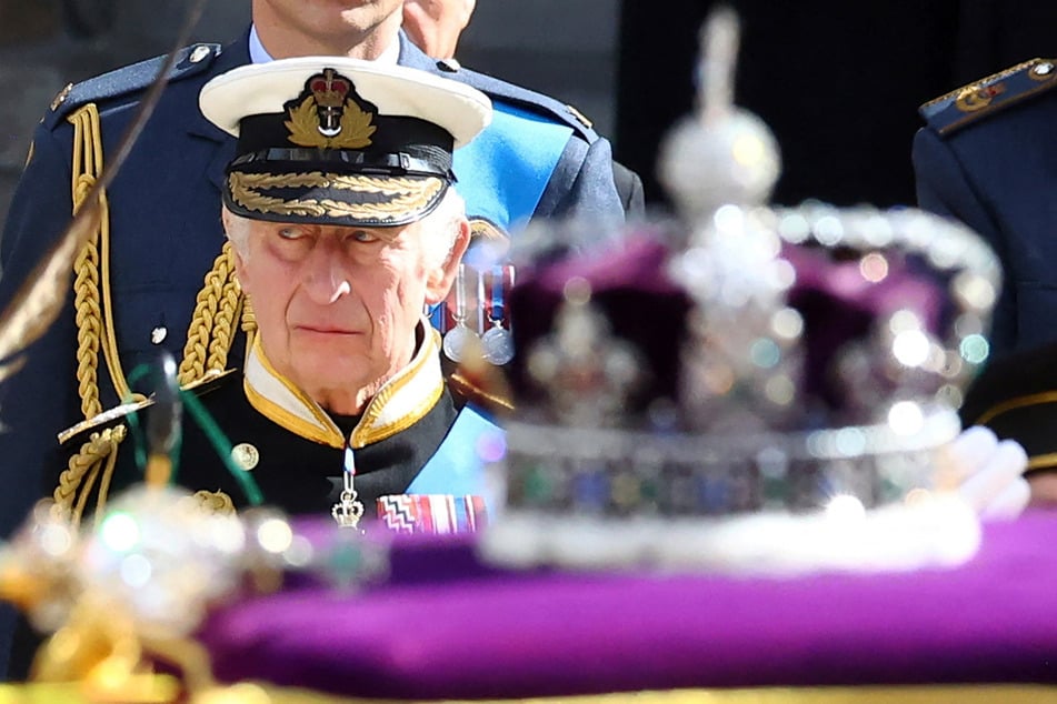 Großbritanniens König Charles III. (73) verlässt am 19. September nach der Trauerfeier vor der Beisetzung von Königin Elizabeth II. (†96) die Westminster Abbey.