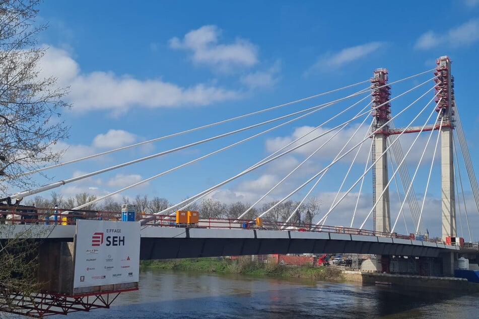 Vor etwa einem Jahr wurden die ersten Seilpaare an der "Kaiser-Otto-Brücke" befestigt.