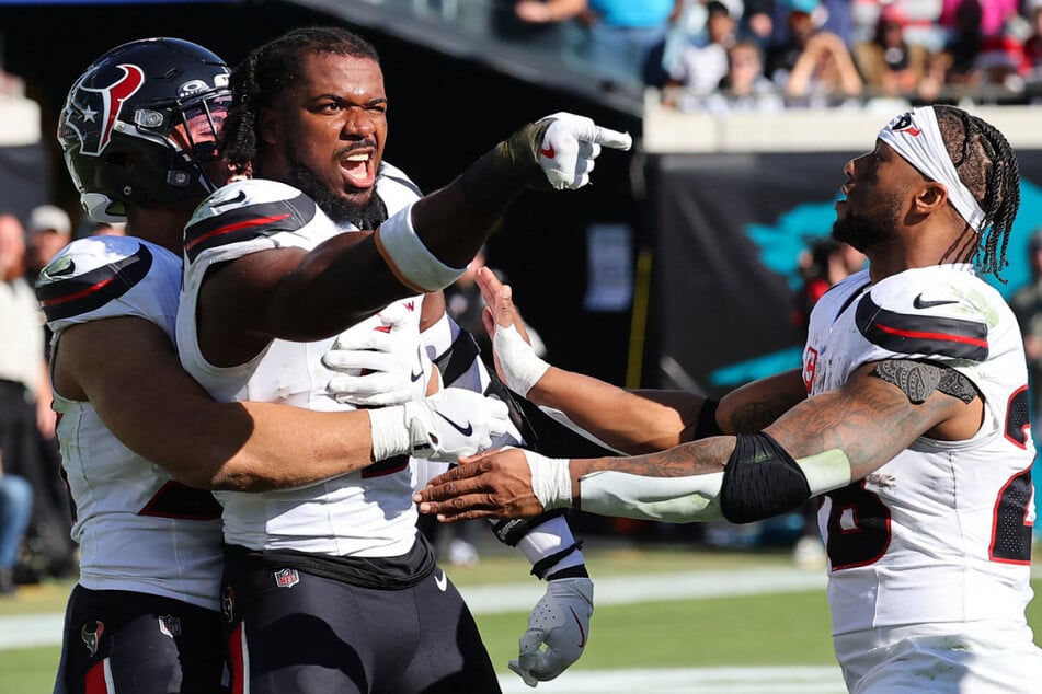 Houston, ihr habt ein Problem: Linebacker Azeez Al-Shaair (M.) wird nach einer Schlägerei auf dem Feld von seinen Team-Kollegen zur Sideline geschoben.