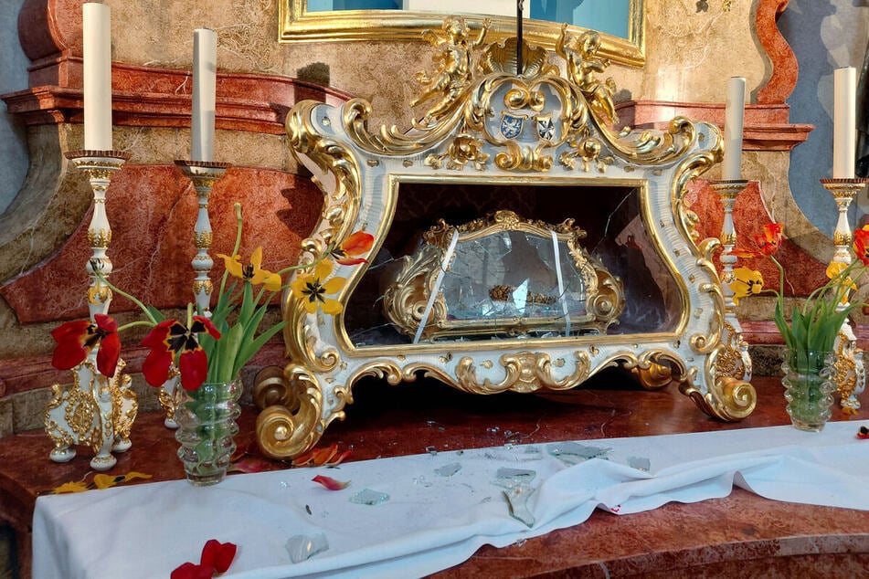 Mitten in einem Gottesdienst wurde der Schädel der Heiligen Zdislava gestohlen. Nun tauchte er - eingegossen in Beton - wieder auf.