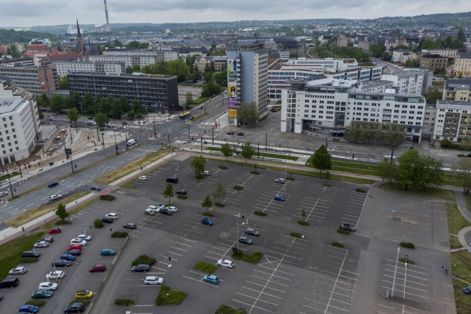 Hunderte Parkplätze auf dem Johanniskirchplatz (hier 2021) fielen kurz danach der "Neuen Johannisvorstadt" zum Opfer.