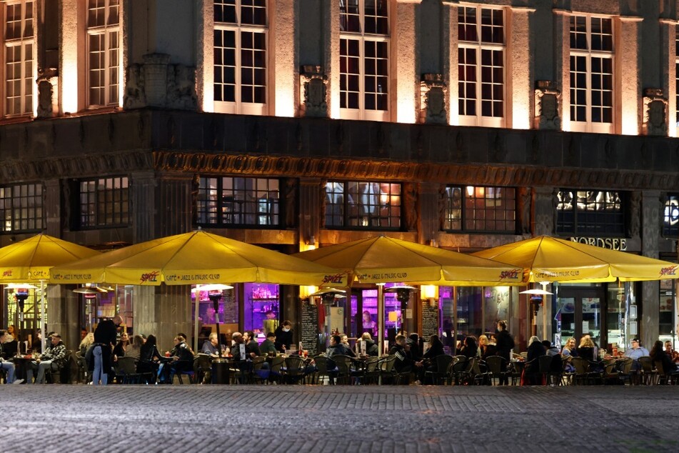 Bis spät in die Nacht saßen die Gäste in den Freisitzen der Lokalitäten rund um das Barfußgässchen.
