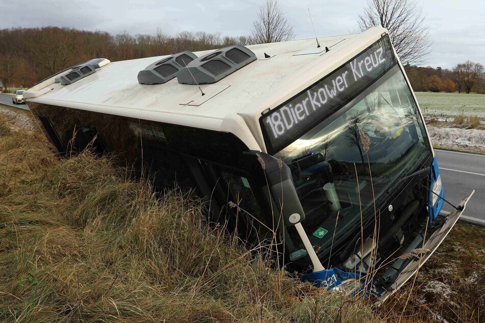Linienbus-Fahrt endet wegen Glatteis im Graben: Mehrere Fahrgäste verletzt