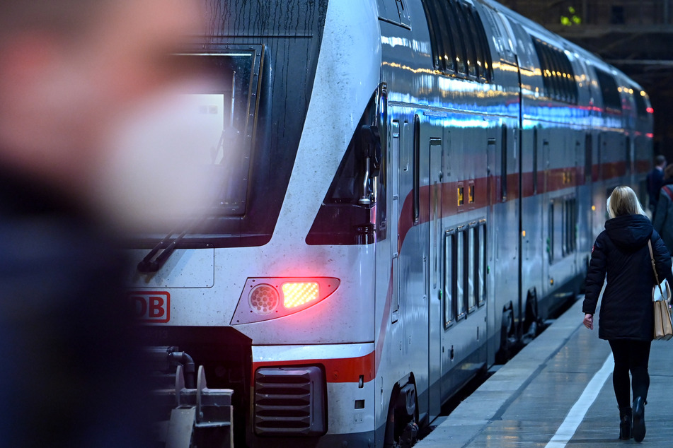 Fahrgäste mit Mund-Nasen-Schutz sind am Morgen auf dem Hauptbahnhof unterwegs. In Bussen und Bahnen sollen nur Geimpfte, Genesene oder Getestete mitfahren dürfen.