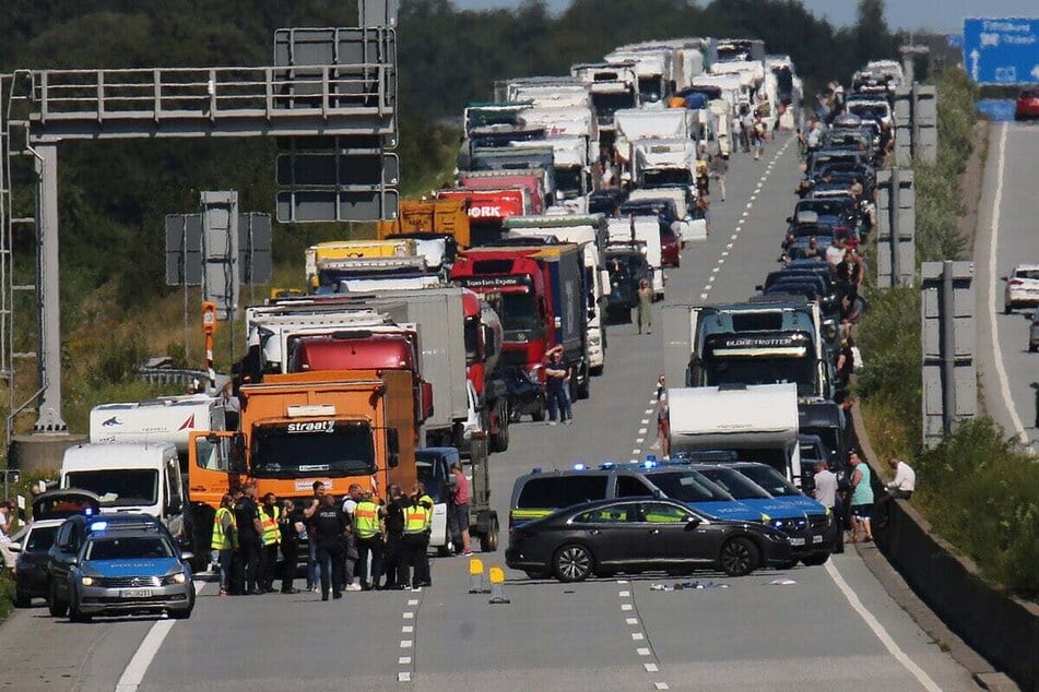 Aufgrund des Vorfalls auf der A7 bildete sich ein kilometerlanger Rückstau.