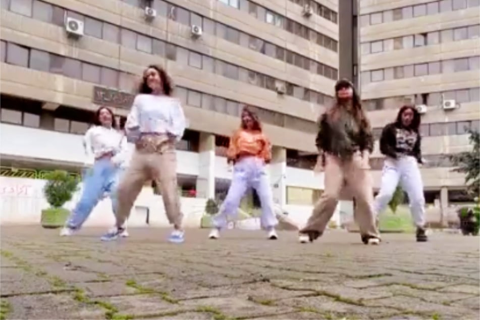 Am Welt-Frauentag: Iranerinnen gehen mit Tanzvideo viral - trotz Tanzverbot