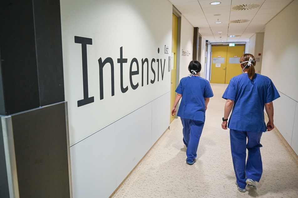 Für Pflegekräfte mit besonderen Belastungen wegen der Corona-Krise soll nun auch in Kliniken eine Bonuszahlung kommen. Die gesetzlichen Krankenversicherungen (GKV) wollen 100 Millionen Euro bereitstellen, um Prämien bis zu 1000 Euro zu ermöglichen.