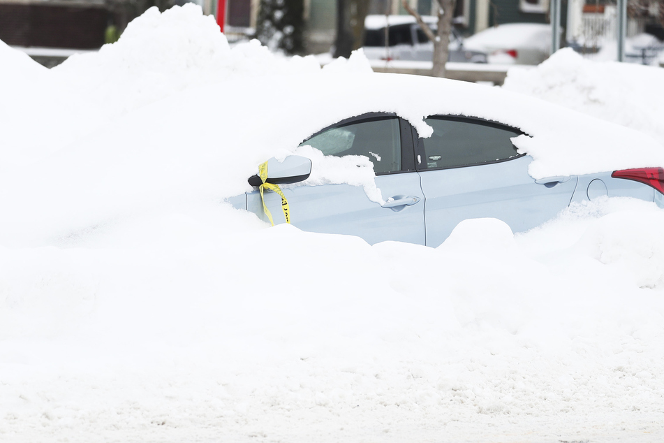 Ein vollkommen eingeschneites Auto in Buffalo im US-Bundesstaat New York.