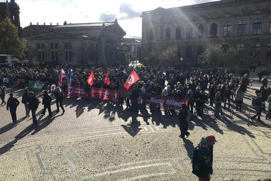 Rund 600 Gegendemonstranten haben sich auf dem Dresdner Theaterplatz eingefunden.