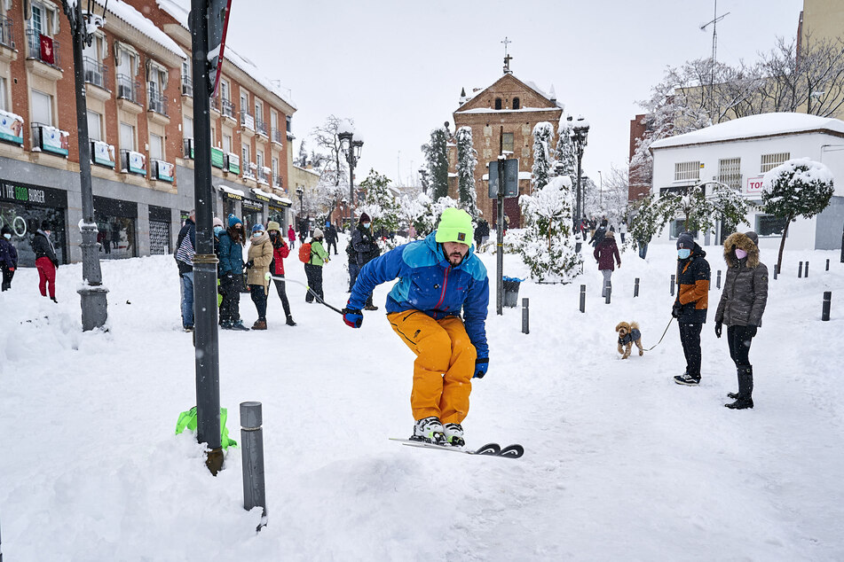 Ein Skifahrer saust durch Móstoles, der größten Vorstadt von Madrid.