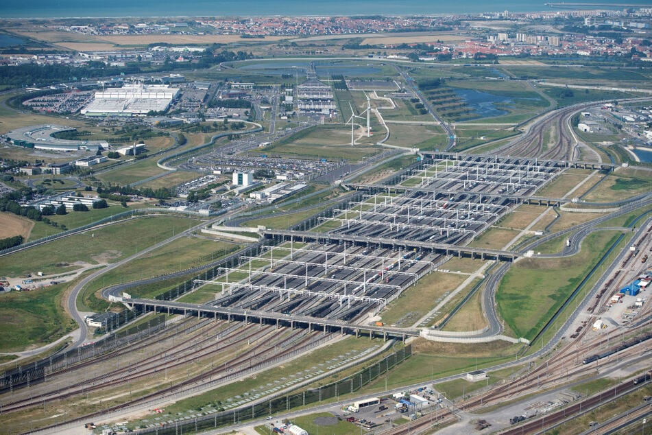 Luftaufnahme des Eurotunnels in Coquelles bei Calais in Nordfrankreich.