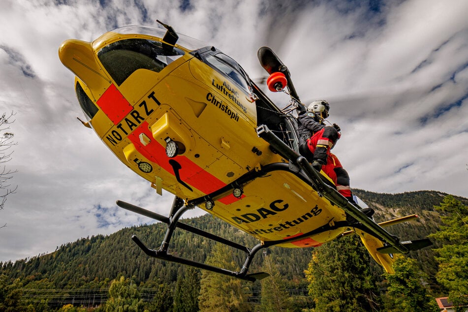 Die 43-jährige Beifahrerin wurde vom Rettungsdienst noch in eine Klinik geflogen. Dort erlag sie später jedoch ihren schweren Verletzungen. (Symbolbild)