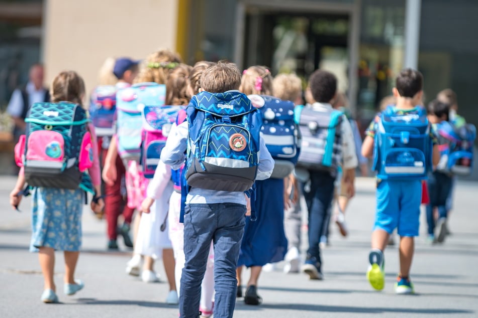 Am gestrigen Samstag begann für 39.900 Erstklässler in Sachsen ein neuer Lebensabschnitt. Die Schülerzahlen im Freistaat entwickeln sich erfreulich - sie steigen. Dieser Trend soll bis 2030 anhalten, sagen die Statistiker.