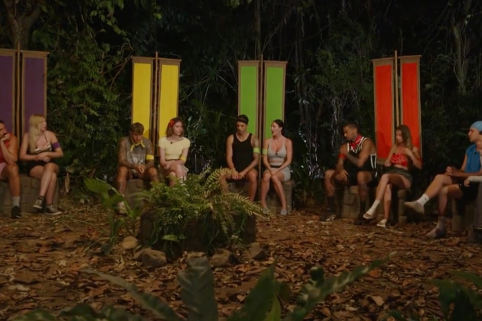 Die Teams "Lila" und "Gelb" gehen zur Exit-Challenge.
