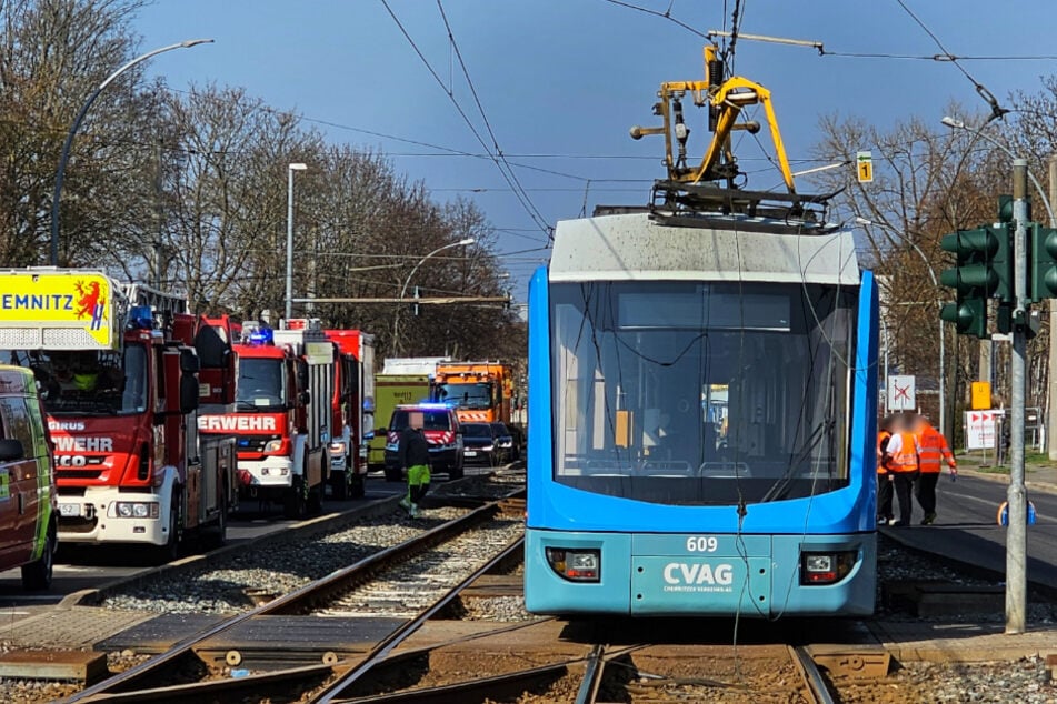 Kreuzung in Chemnitz dicht! Lkw reißt Straßenbahn-Leitung runter