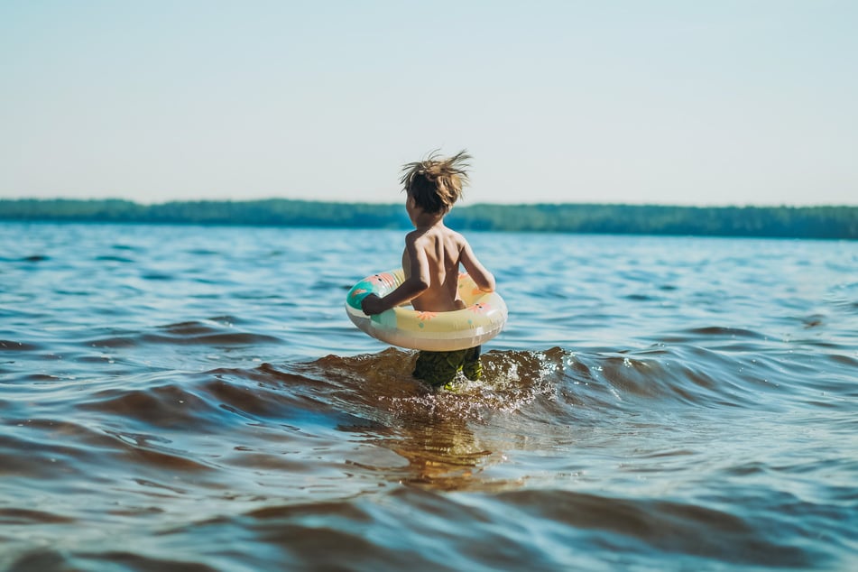Damit alle sicher ins Wasser können, wird es in Sachsen regelmäßig überprüft.