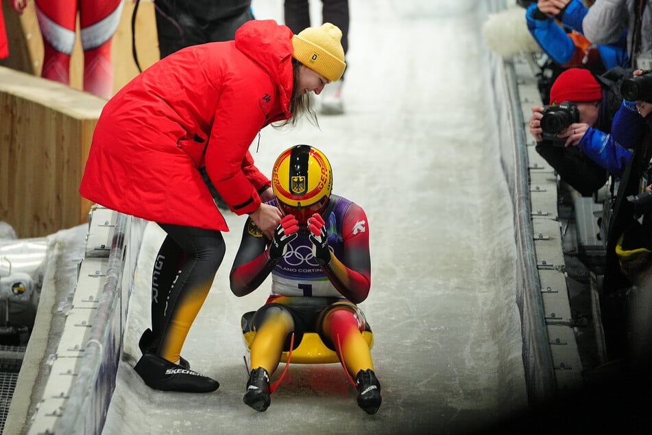 Julia Taubitz freut sich im Ziel über ihr erstes Olympia-Gold.
