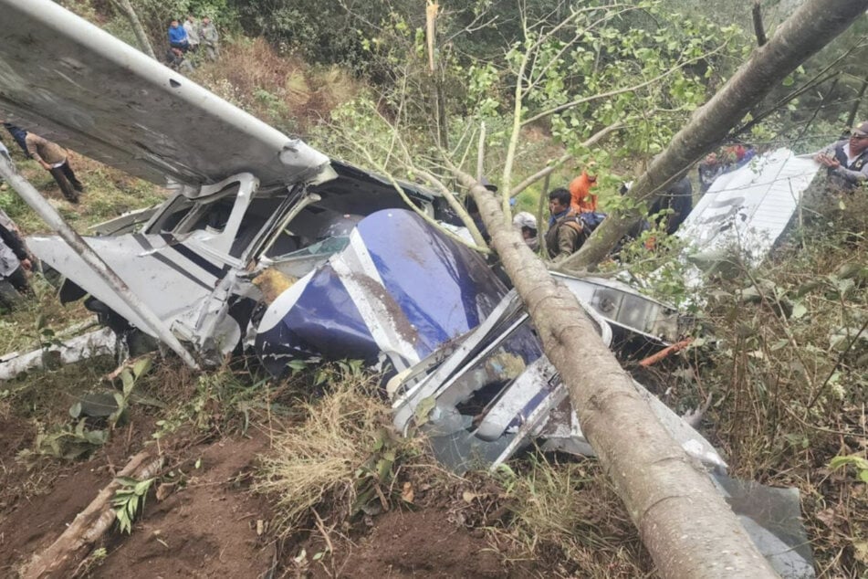 Sofort eilten die Menschen aus den umliegenden Dörfern zur Unglücksstelle. Doch für drei der vier Insassen kam jede Hilfe zu spät.