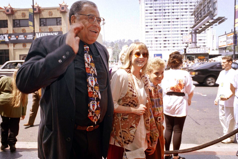 James Earl Jones (l.) begrüßt die Presse zusammen mit seiner Frau Cecilia (M.) und Sohn Flynn bei der Premiere von "König der Löwen" im Jahr 1994. Das Paar war bis zu Cecilias Tod im Jahr 2016 verheiratet. (Archivbild)