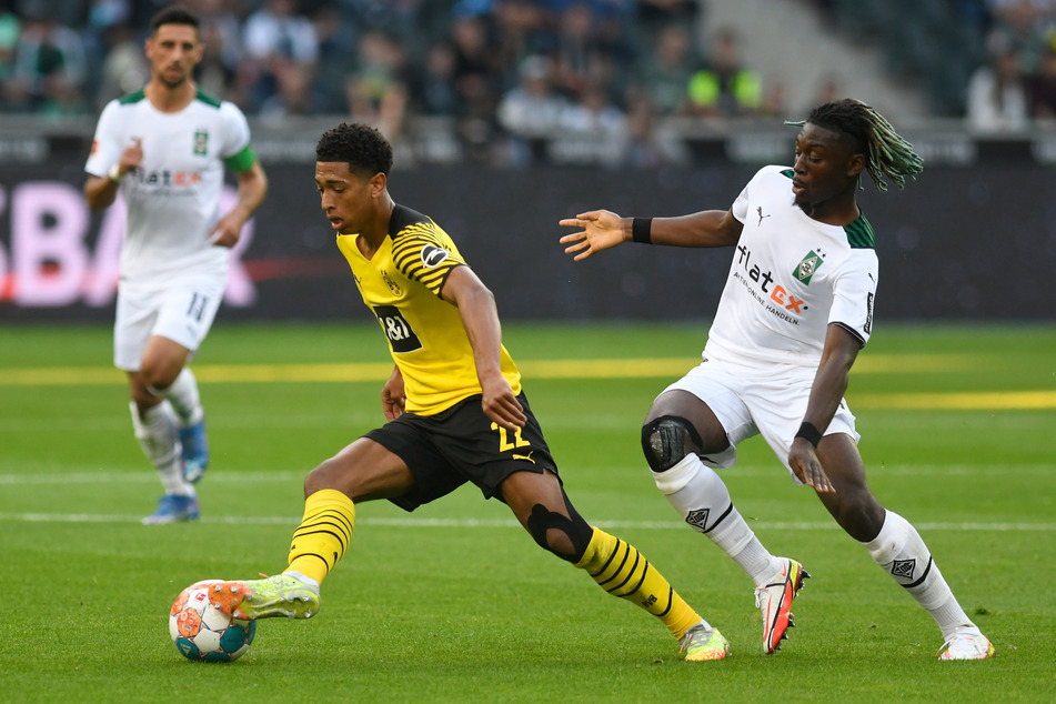 Der Mann mit den grünen Dreadlocks! Sommer-Neuzugang Manu Koné (20, r.) feierte gegen Borussia Dortmund sein Debüt. In seinem ersten Einsatz für die Fohlen blieb er seinen Gegenspielern immer an den Fersen dran und machte Lust auf mehr.