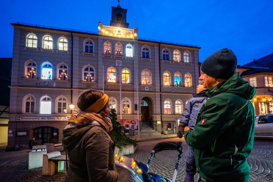 Am Rathaus Zwönitz schauten Jenny und Johannes Meier mit Sohn Rouwen zu, wie sich ein Türchen öffnet.