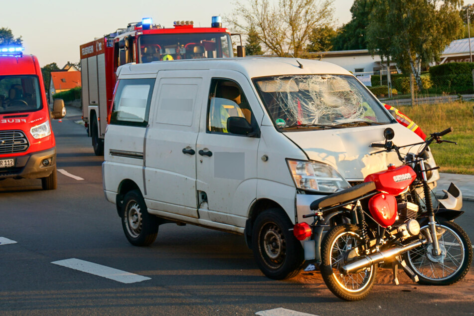 Vorfahrt genommen: Simson knallt in Transporter, mehrere Verletzte