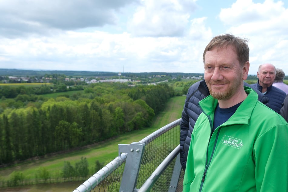 Sachsens Ministerpräsident Michael Kretschmer (51, CDU) genoss die Aussicht aus 35 Metern.