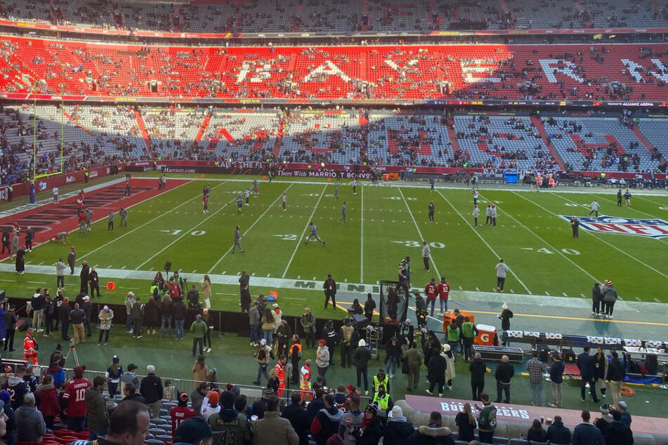 München 2022: Beim ersten NFL-Saisonspiel in Deutschland drängten die Fans bereits Stunden vor dem Spiel in Richtung Allianz-Arena.