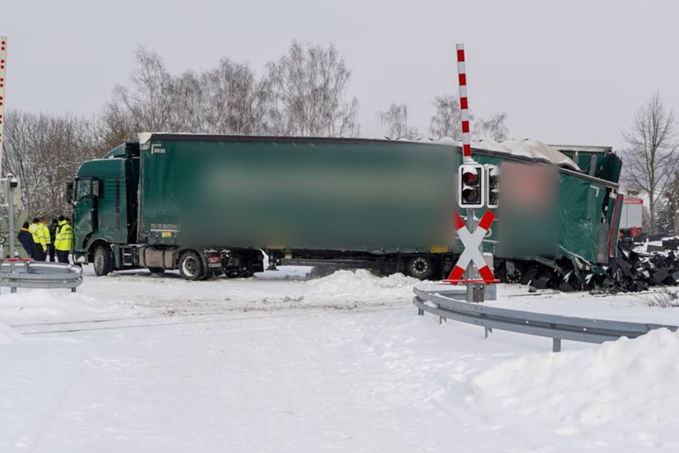 Aufgrund der winterglatten Fahrbahn gelang es dem Mann nicht mehr, sein Fahrzeug vom Bahnübergang wegzubewegen.