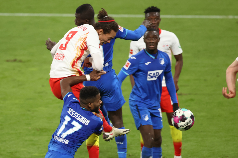 Das Tor, das nicht zählte. RB Leipzigs Yussuf Poulsen (l., #9) köpfte sich an den Arm, traf dadurch zwar, durfte sich aber nur kurz freuen.