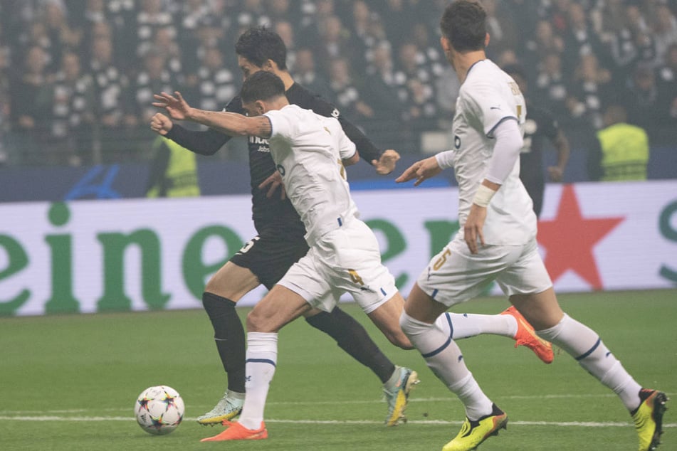 Daichi Kamada (l.) setzt sich gegen Samuel Gigot durch und erzielt bereits in der 3. Minute das 1:0 für Eintracht Frankfurt.