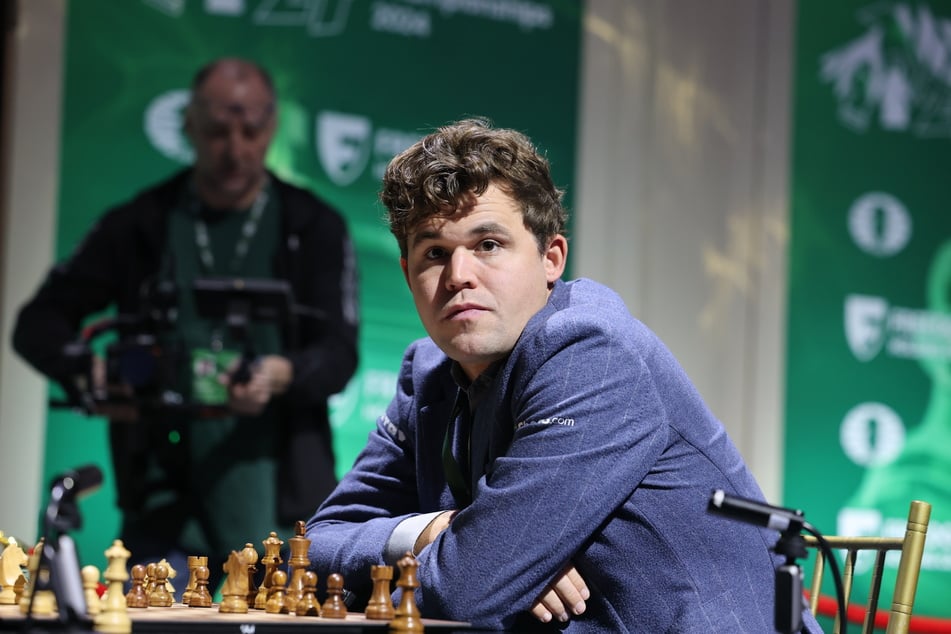 Schach-Superstar Magnus Carlsen (34) missachtet die Kleiderordnung bei der Schnellschach-WM und muss gehen.