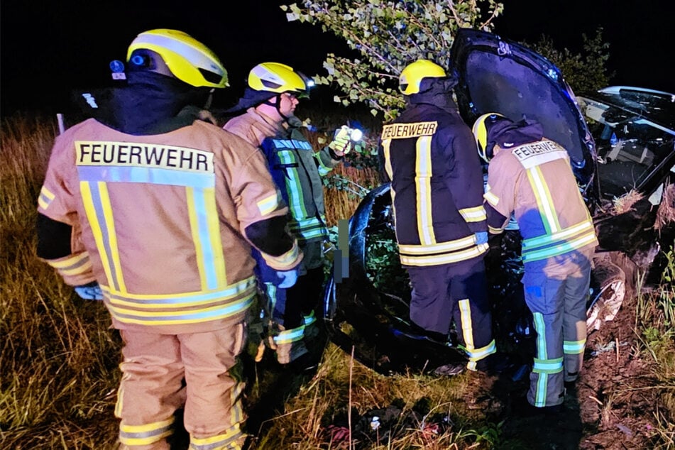 VW rast über Kreisverkehr und überschlägt sich: Feuerwehr befreit Fahrerin aus anderem Auto