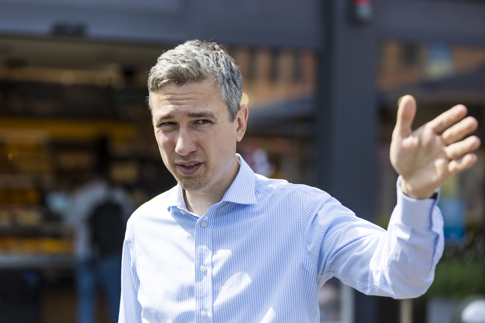 Verkehrsbürgermeister Stephan Kühn (44, Grüne) will die Sicherheit für Radfahrer auf der Königsbrücker Straße steigern.