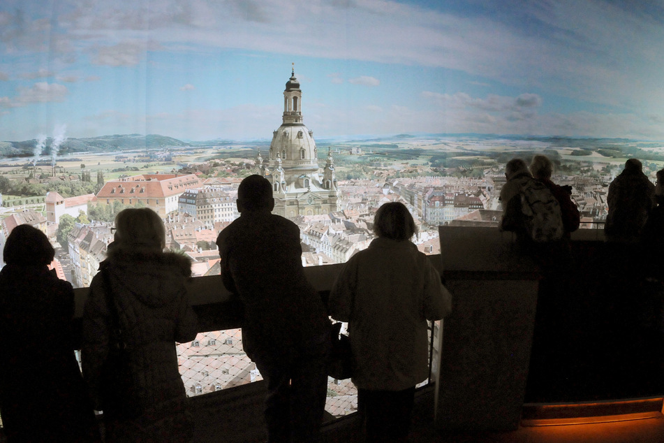 Nach der Führung durch die Begleitausstellung kann man den Blick noch mal aus imposanter Höhe über das barocke Dresden schweifen lassen.
