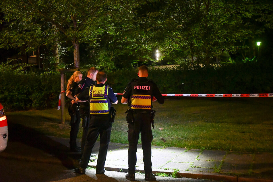 In Hamburg-Lohbrügge wurden am Samstagabend drei Personen bei einer Messerstecherei verletzt. Die Täter flüchteten.