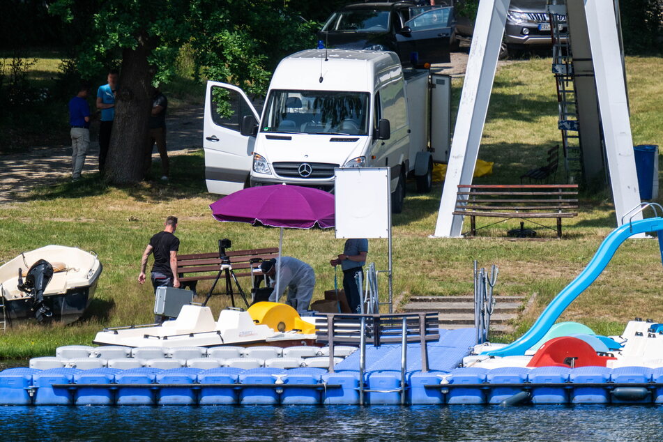 Beamte der Spurensicherung im Einsatz: Am Ufer des Stausees Oberrabenstein hatten Rettungsschwimmer eine Leiche entdeckt
