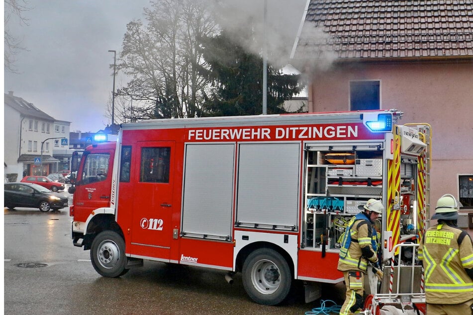 Stuttgart: Feuerwehreinsatz in Ditzingen: Schwerverletzte aus Flammen gerettet!