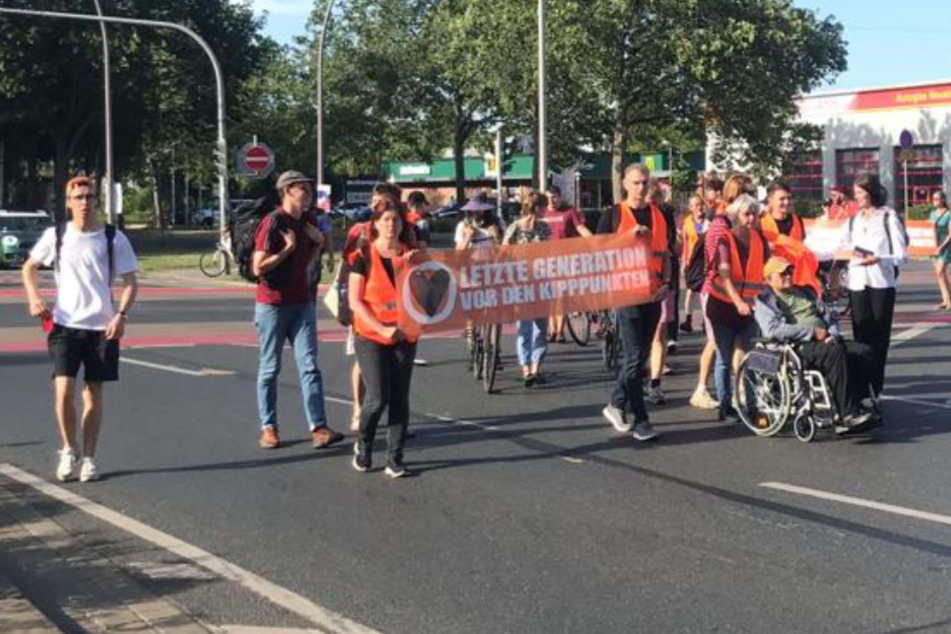 Die Aktivisten der "Letzten Generation" zogen mit einem kleinen Protestmarsch durch Dresden.
