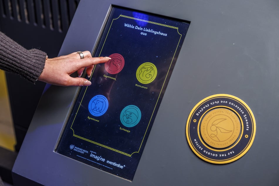 Mit einem Chip-Armband durch die Ausstellung: Am Eingang kann man unter anderem sein Lieblingshaus und einen passenden Zauberstab aussuchen.